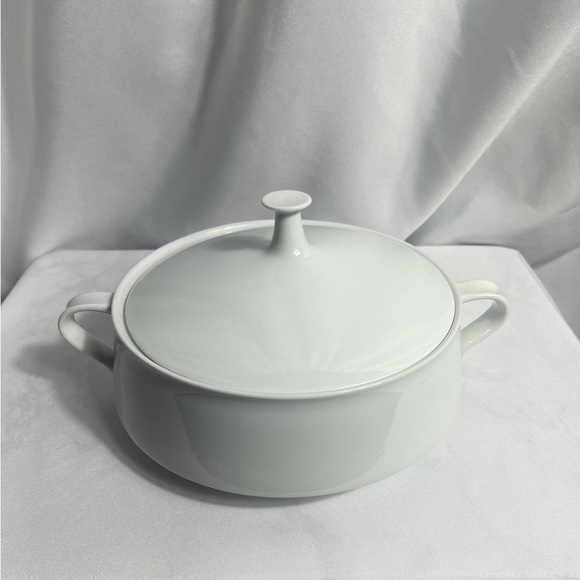 Noritake Angela White Vegetable Dish Round W/ Lid Cook Serveware Collection New - Picture 1 of 9